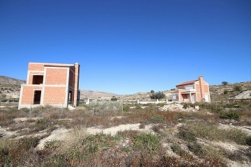 Deux propriétés sur un grand terrain préparé pour 11 villas, à Baños de Fortuna, Murcie