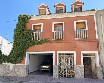 Gran Casa en el pueblo con piscina privada en Caudete