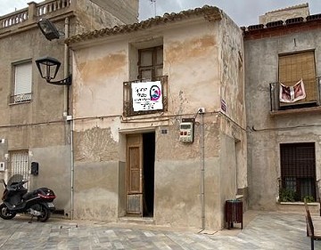 Zu reformierendes Stadthaus im Zentrum von Aspe