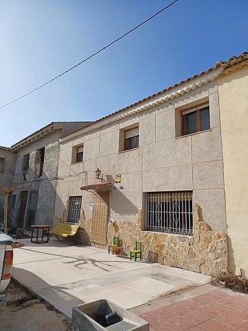 Casa de pueblo de 8 dormitorios y 2 baños con establos y perreras