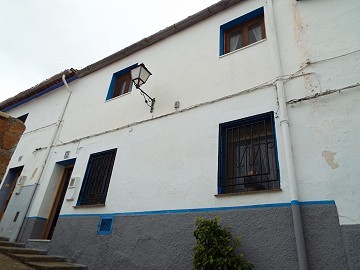 Preciosa casa adosada de 4 dormitorios en el centro de Ayora