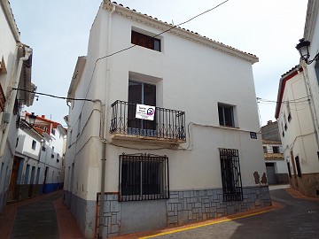 Amplia casa adosada con 2 apartamentos independientes y garaje