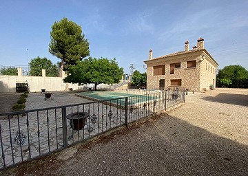 Massive 5 Bed 3 Bath Villa with Stables