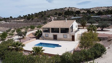 Wunderschöne bezugsfertige Villa mit Gästehaus und Pool