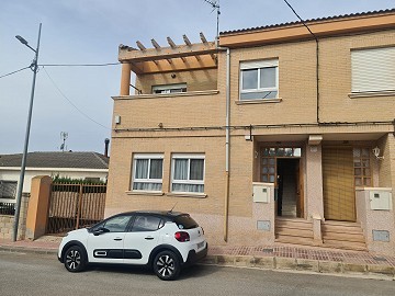 Casa adosada de 4 habitaciones y 2 baños en Salinas