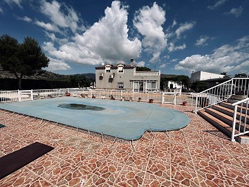 Spacious finca with swimming pool and carport in Hondon de las Nieves