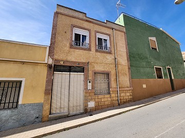 Casa dividida en 2 apartamentos - necesita reparaciones estructurales o reconstrucción