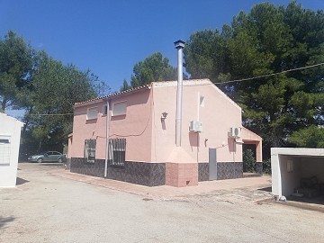 Villa grande de 4 dormitorios con piscina y 2 garajes