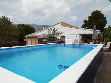 Villa met 3 slaapkamers, gastenverblijf, zwembad en garage