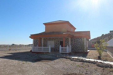 Encantadora villa nueva de 3 dormitorios en venta en Fortuna