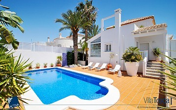 Stylish 5 Bed Villa with Private Pool, 5 minutes from Beach