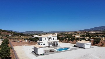 Villa neuve de luxe avec piscine et terrain