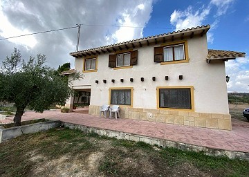 Villa de 4 dormitorios con piscina a sólo 500 metros a pie del pueblo de Sax