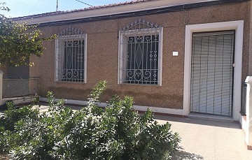 Herenhuis met 4 slaapkamers en garage in Los Montesinos