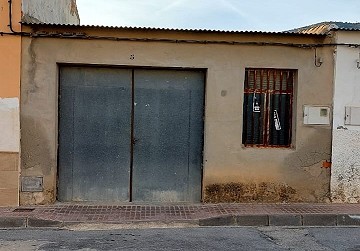 Garage für 4 Autos mit kleiner Terrasse