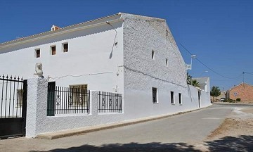 Impresionante Casa Adosada en pequeño pueblo con Gran Bodega y Piscina