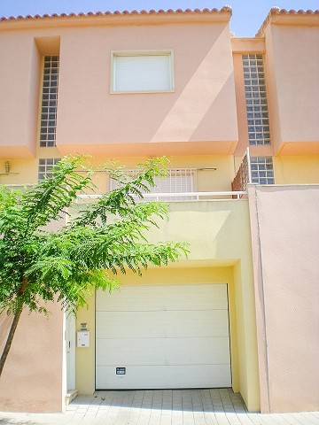 Beautiful 3-storey semi-detached house in Hondon de las Nieves