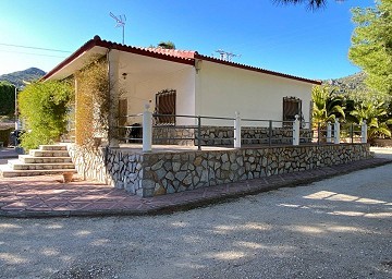 Villa mit 3 Schlafzimmern und 1 Bad in toller Lage mit Pool und Gästehaus auf 2 Etagen in Sax