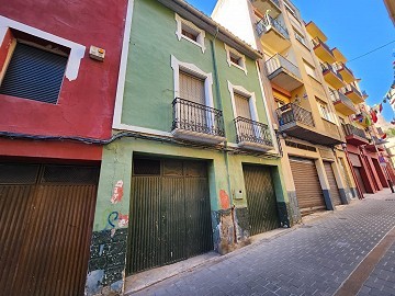 Groot huis met te renoveren garages in het centrum van Villena