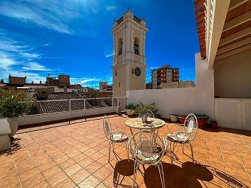 Belle maison de 3 étages située au centre d'Almansa