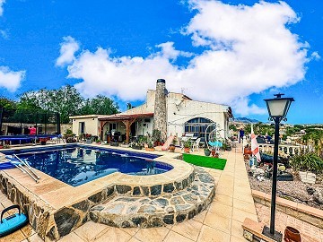 Villa con impresionantes vistas y piscina.