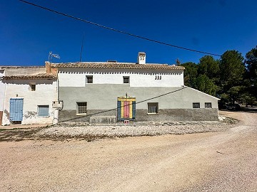 Espaciosa casa de campo con 8 habitaciones para reformar en Yecla