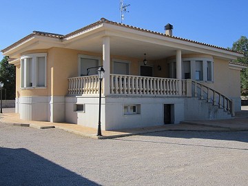 Villa de 6 chambres et 3 salles de bain à distance de marche de Yecla