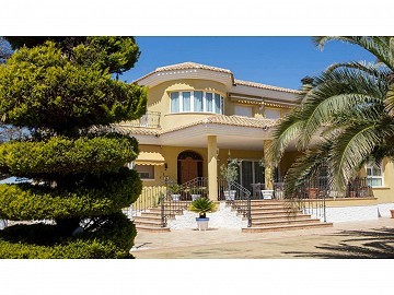 Luxurious 6 Bed 3 Bath Villa 