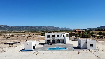 Villa de nueva construcción - casi terminada