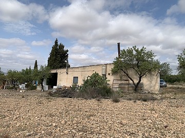 Landhaus mit 4 Schlafzimmern, Garage und Pool