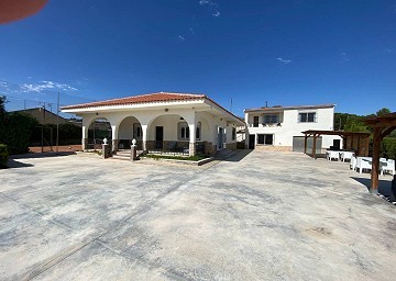 3 Bed Luxury Villa in Elda with Beautiful 3 Bed 3 Bath Guest House