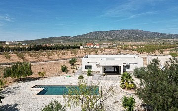 Nouvelle construction de 5 ans, avec 3 chambres, 3 salles de bains, grande piscine et garage