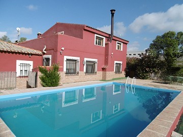 Villa con casa de invitados y piscina